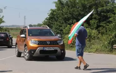  Някои опитват да минат през блокадата.