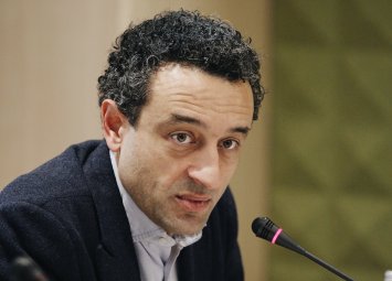 Лорер прехвърля разпределянето на стотици милиони на външен изпълнител
