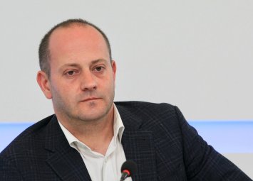 И политиците разгромиха идеята на Петков за „дарения за оръжие”