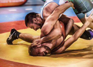 Първолак-локал наби Даниел Митов до грамада от боклук