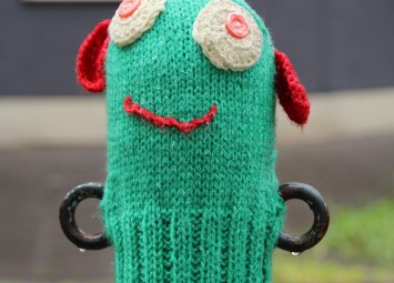 Хибридно-флуиден джендър плете, на три куки преплита