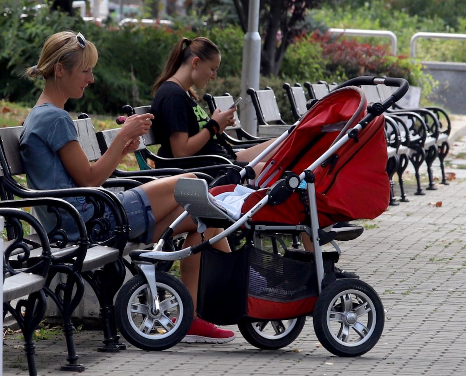 Biznest Se Obyavi Protiv Dlgoto Majchinstvo Sega
