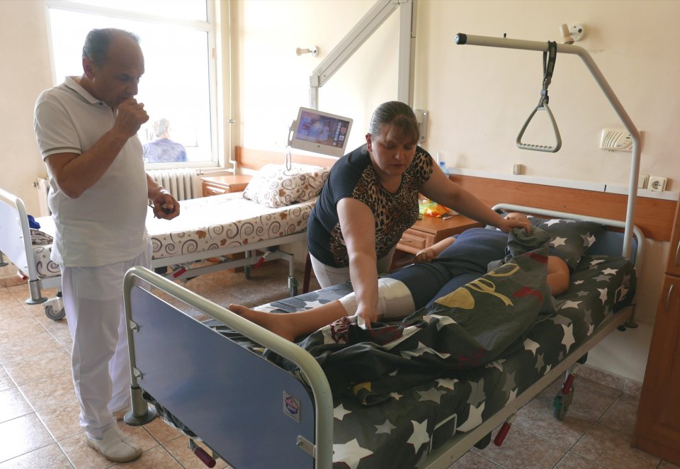 Blgarski Ekip Ortopedi Za Prv Pt Postavi Rastyasha Proteza Sega