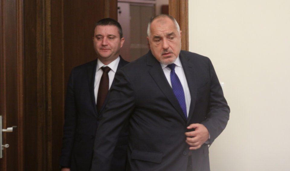 Samo Edna Banka Ni Deli Ot Chakalnyata Za Evroto Sega
