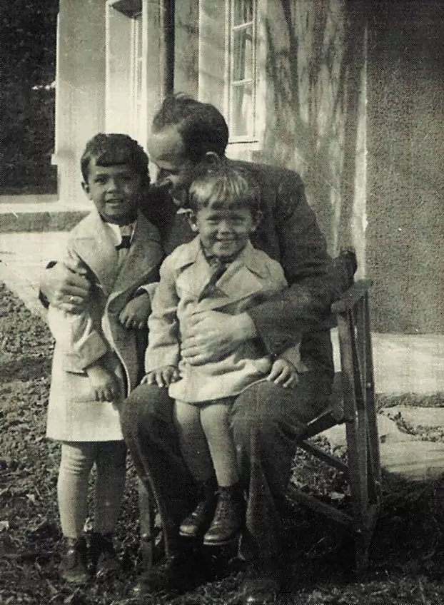Владимир Явашев със синовете си Анани и Христо (седнал на коленете му).
