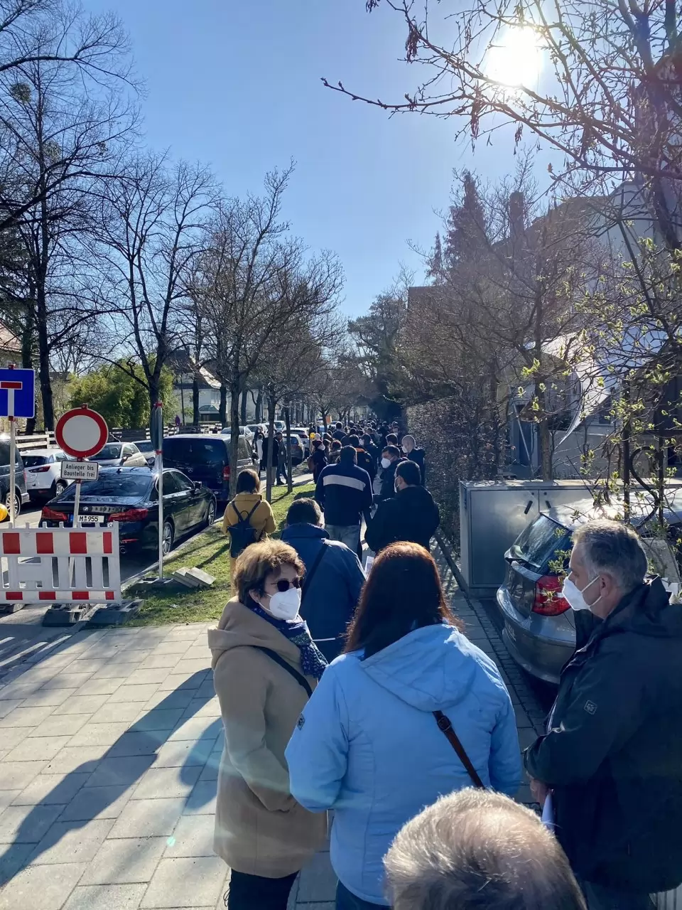 Гъста тълпа от избиратели пред консулството в Мюнхен.