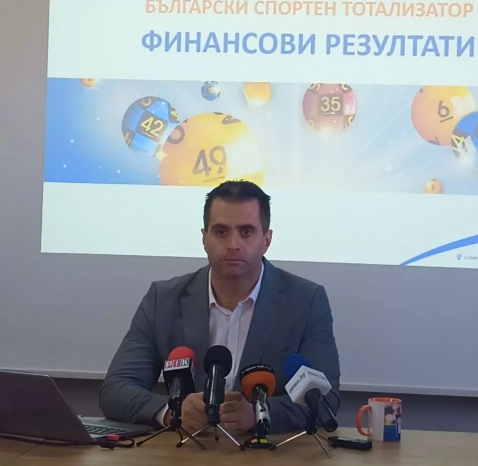 Изпълнителният директор на Българския спортен тотализатор Любомир Петров по време на днешния извънреден брифинг в централата на държавното дружество.