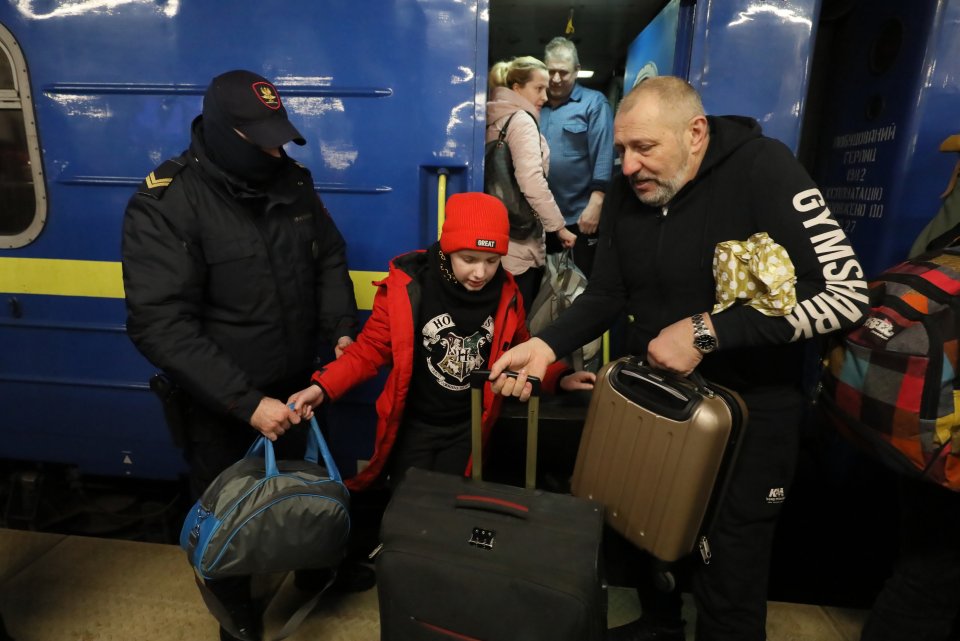 Украински бежанци са принудени да напуснат хотели във Варна | СЕГА