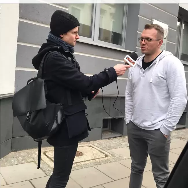 Гжегож Дашковски дава интервю за полска радиостанция за събиране на помощи за Украйна