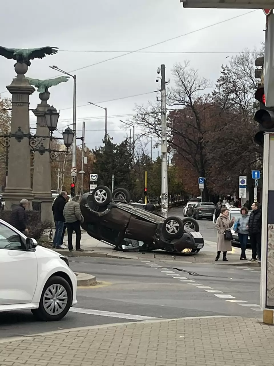 Преобърналата се кола