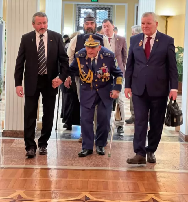  102-годишният пенсиониран генерал Раду Теодору – отрицател на Холокоста и почитател на Сталин, който също беше задържан за кратко, но срещу него не бяха повдигнати обвинения. Той се смята за идеен вдъхновител на заговорниците.