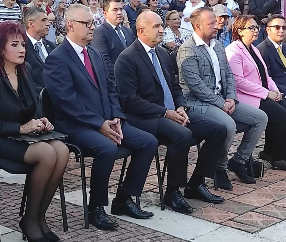 Миналата есен президентът посети Полски Тръмбеш, където изгледа прояви в компанията на кмета Георги Чакъров и председателя на общинския съвет Маринета Йорданова (двамата с тъмни дрехи до Радев).