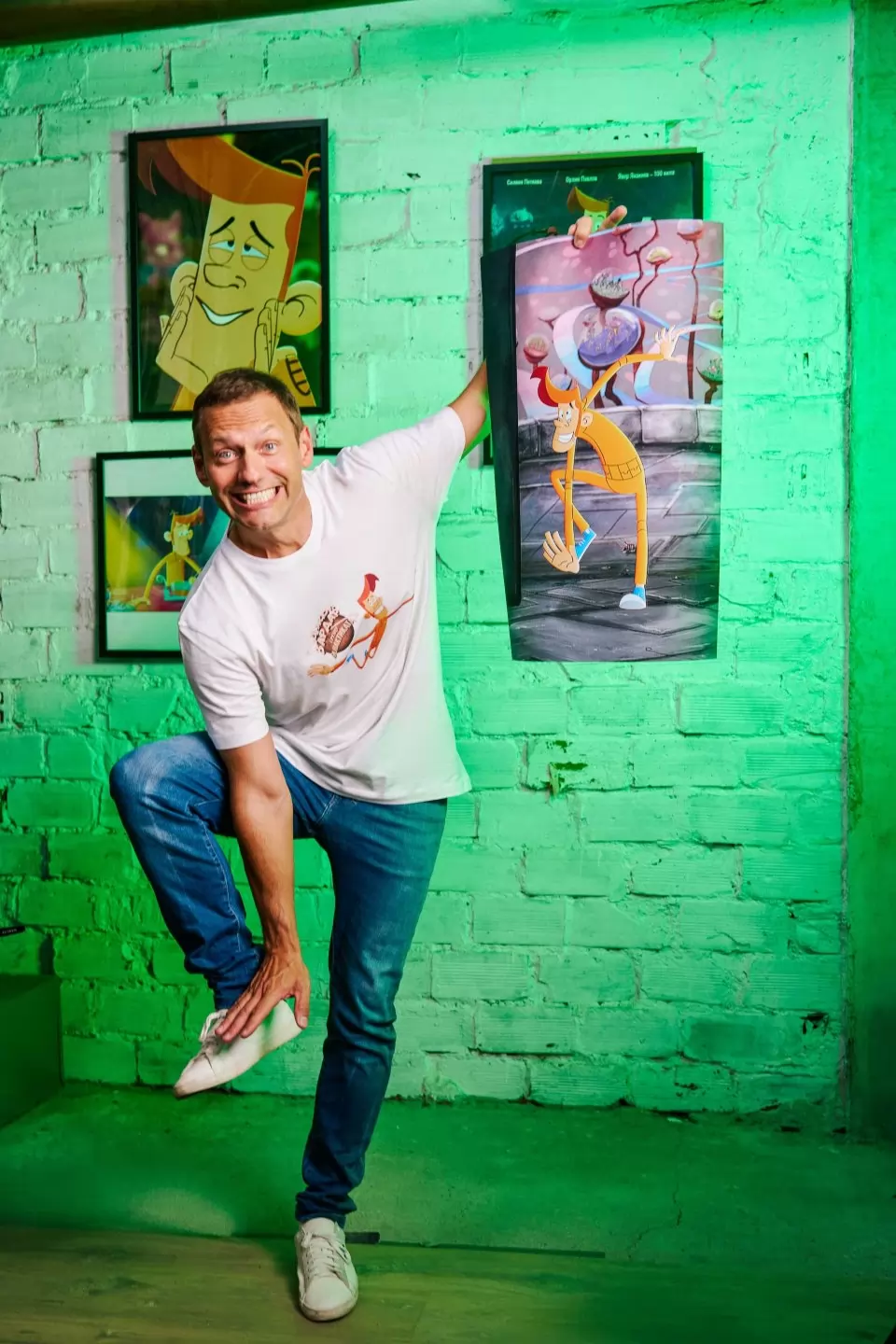 Орлин Павлов позира със своя анимиран герой Джон Вардар