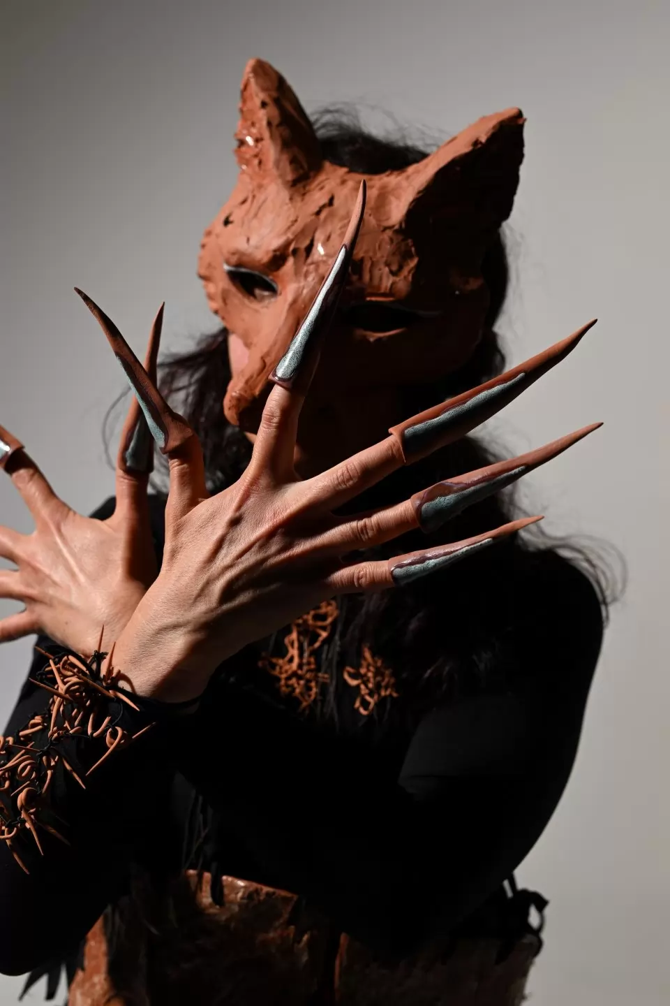 Feel like vulpes ("Чувствам се като лисица"), керамика, метал, текстил, кожа, видео, 2026.